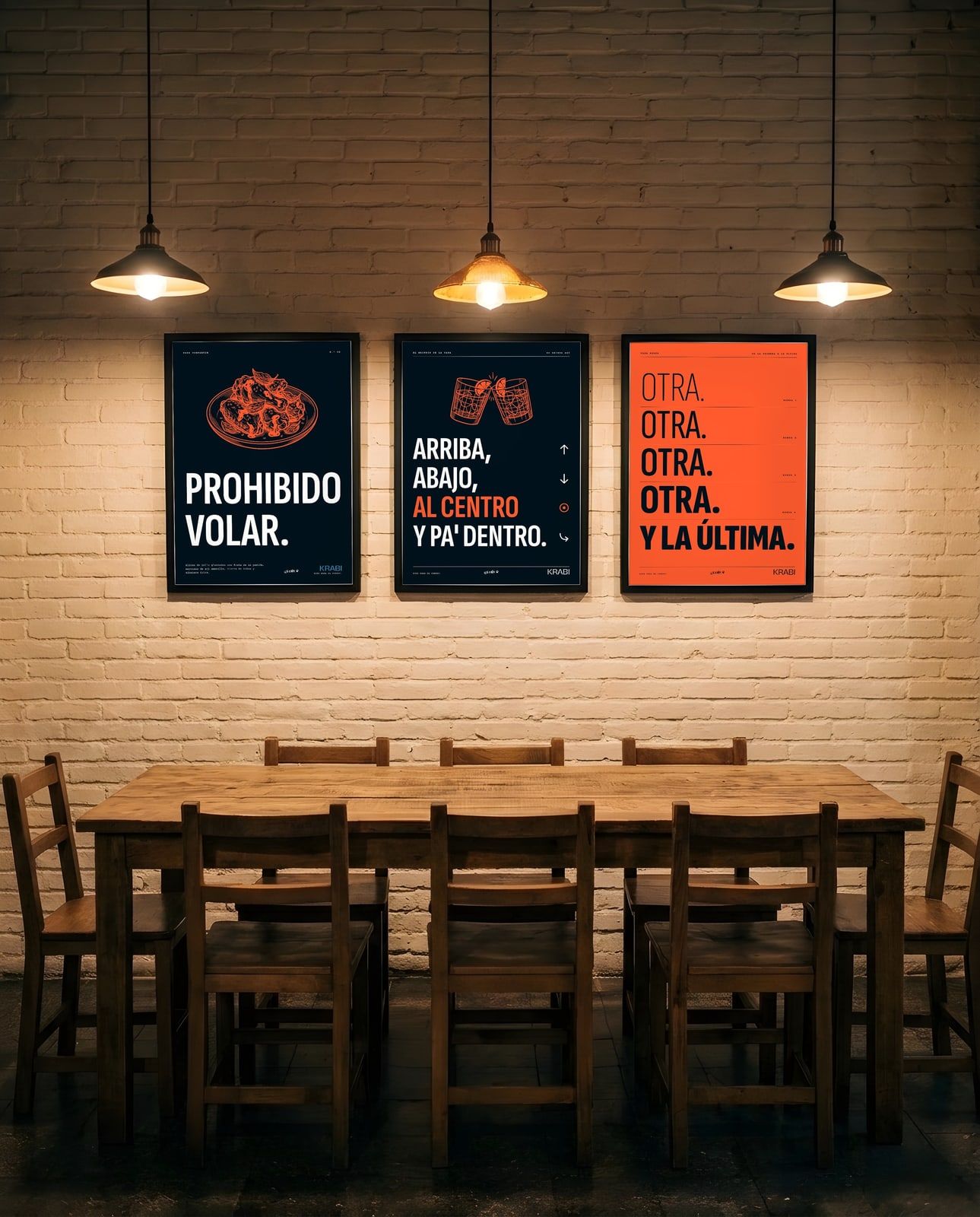 Cuadros de Krabi colgados en la pared del comedor