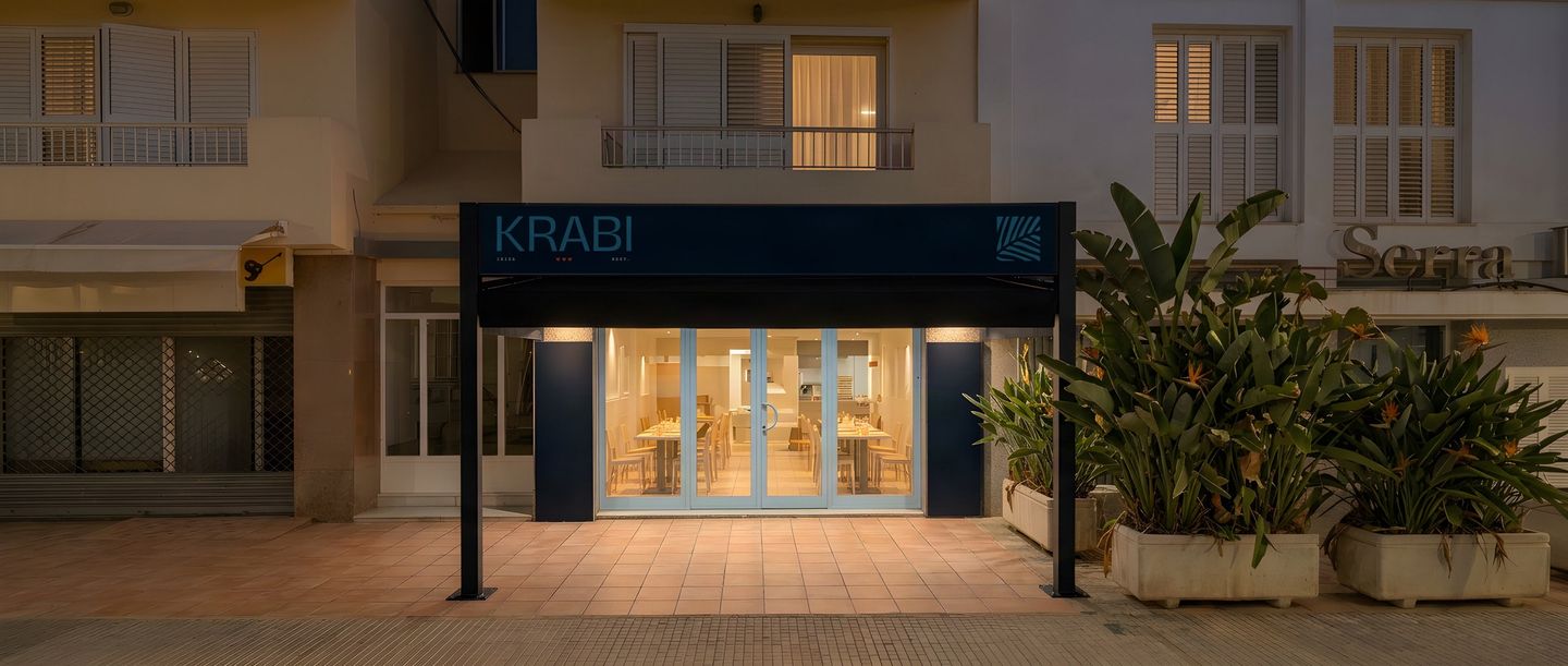La fachada de Krabi iluminada de noche