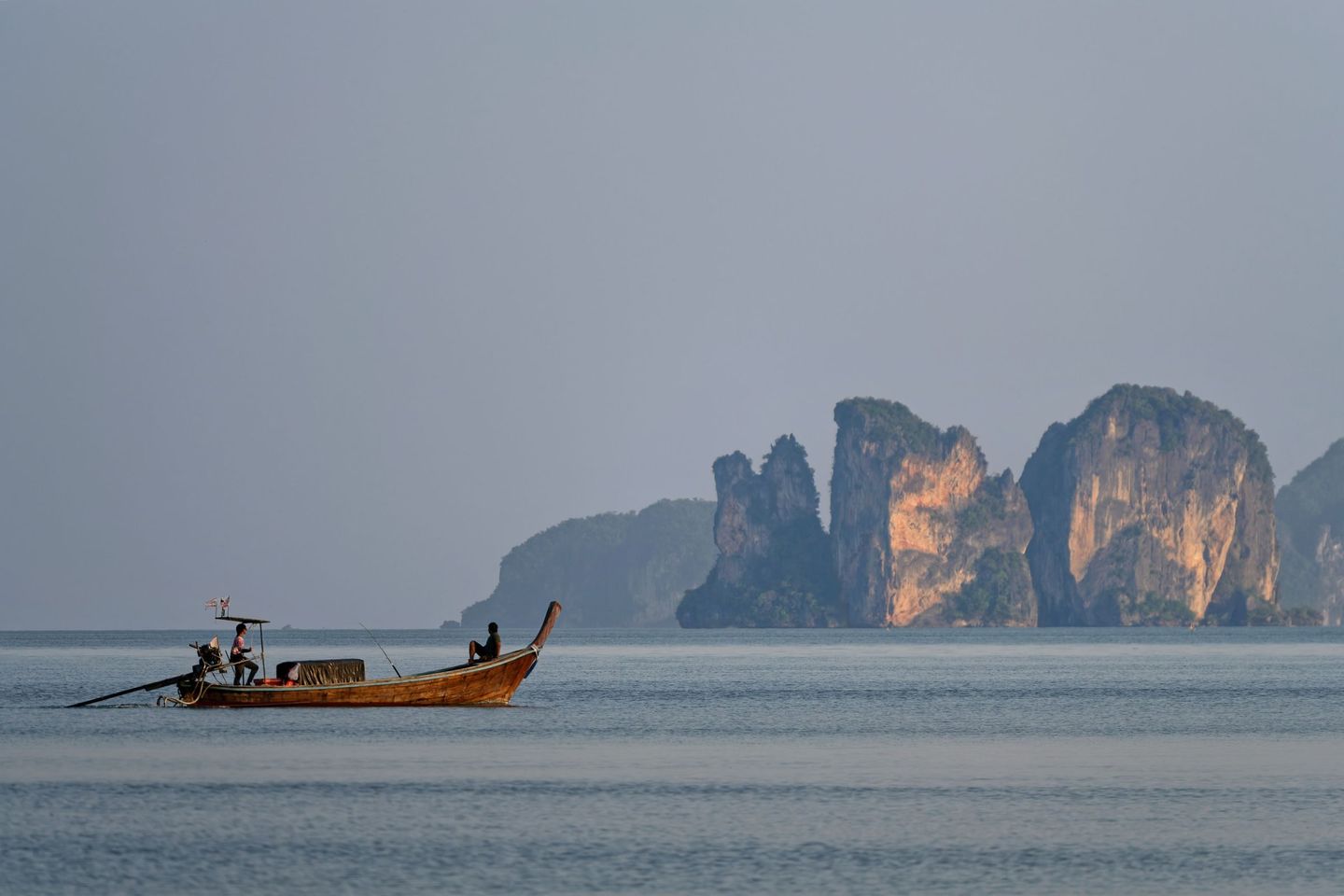 Una barca de cola larga frente a los acantilados de Krabi, al amanecer